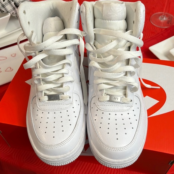 White Nike ups - Picture 1 of 3